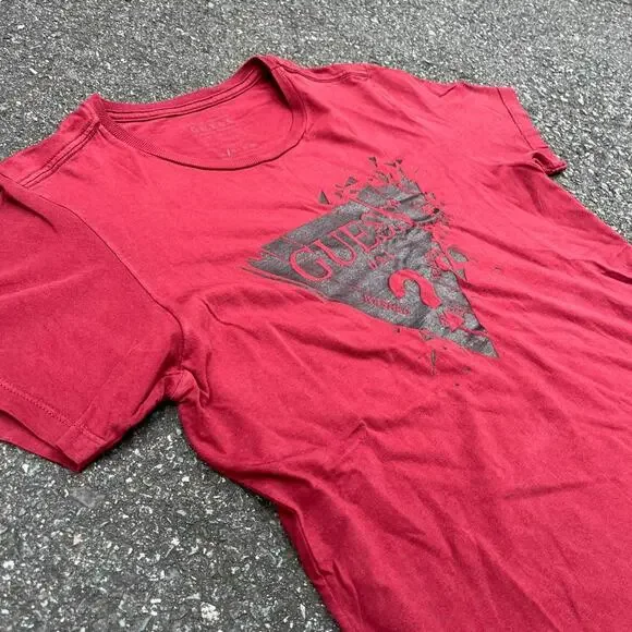 vintage 2000s boxy red guess graphic tee - Picture 2 of 5